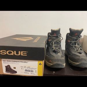 Vasque Kids Coldspark UltraDry Hiking Boots in Magnet/Rust Color.